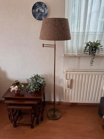 Mooie staande schemerlamp met brons kleurige voet beschikbaar voor biedingen