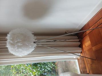 Twee prachtige staande lampen met een kap van witte veren beschikbaar voor biedingen