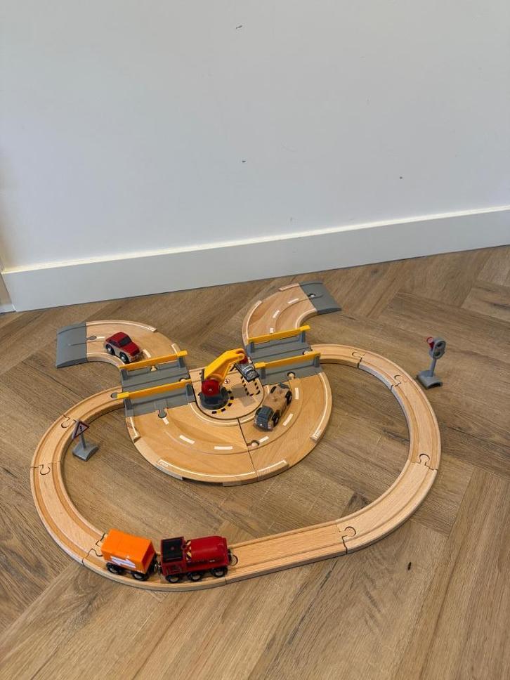Heel goed Brio houten trein Rail & Road auto weg set 33208, Kinderen en Baby's, Speelgoed | Houten speelgoed, Zo goed als nieuw