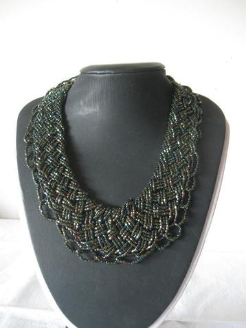 Bijzondere ketting, kleine kraaltjes mooi! beschikbaar voor biedingen