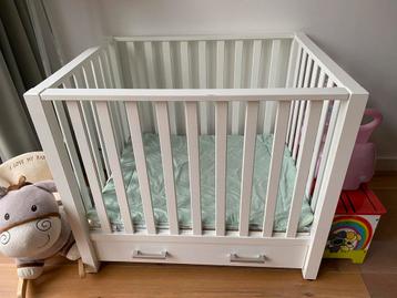 Witte box met lade beschikbaar voor biedingen