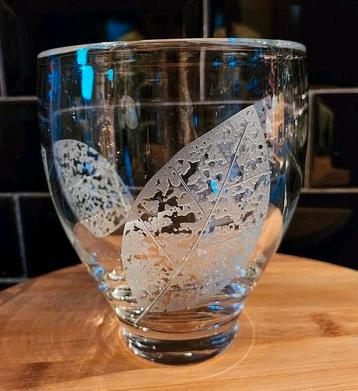 Kristallen vaas met gravering van herfstbladeren beschikbaar voor biedingen