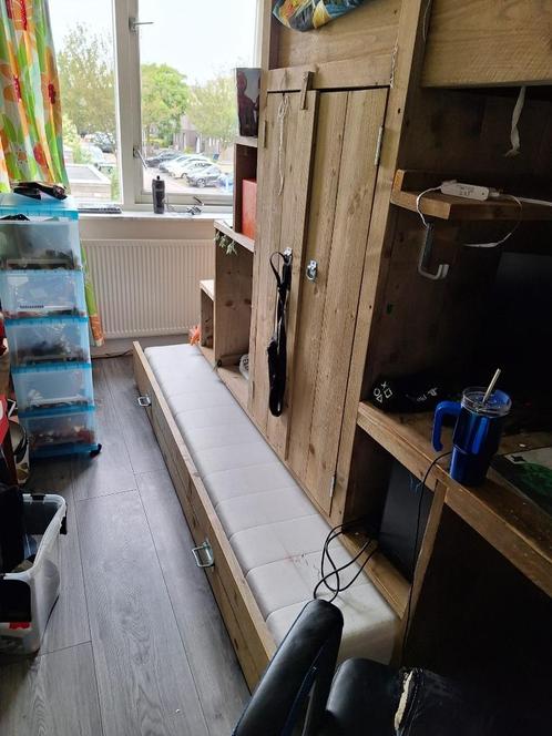 Stoere steigerhouten hoogslaper met bureau en logeerbed, Kinderen en Baby's, Kinderkamer | Stapelbedden en Hoogslapers, Gebruikt
