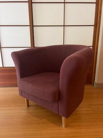 Schattig auberginekleurig fauteuiltje beschikbaar voor biedingen