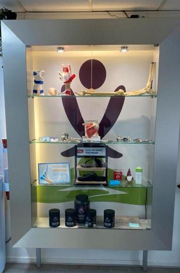 Decker met glazen deur beschikbaar voor biedingen