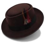 Bruine pork pie hoed met veer / heren dames wollen fedora, Kleding | Heren, Hoeden en Petten, Verzenden, Nieuw, Hoed