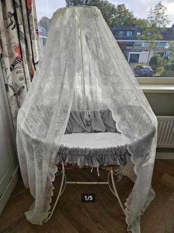 Rotan wieg met hemeltje en matras beschikbaar voor biedingen