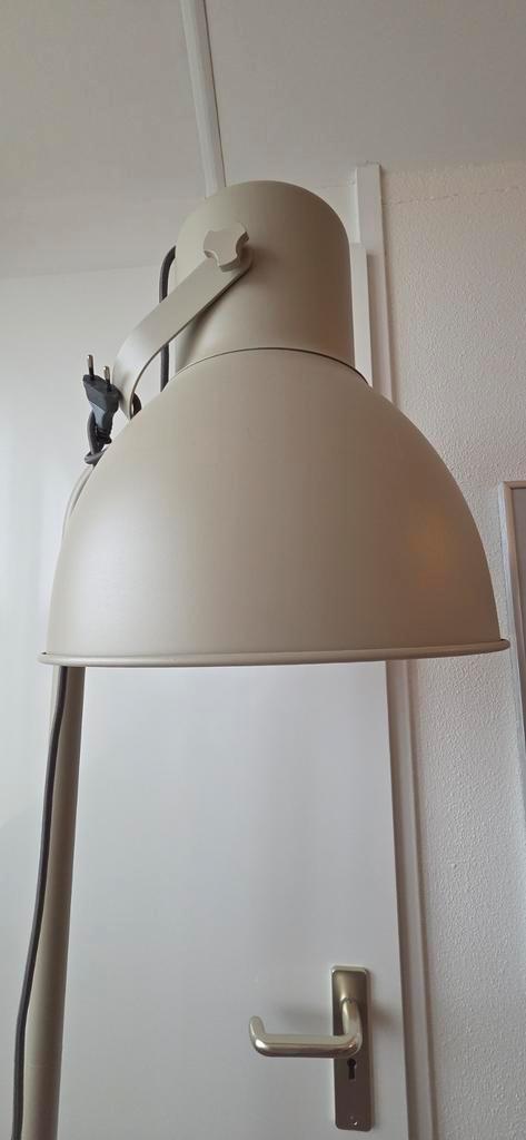 Mooie Staande Lamp - Industrieel Design, Huis en Inrichting, Lampen | Vloerlampen, Zo goed als nieuw, 150 tot 200 cm, Metaal, Ophalen