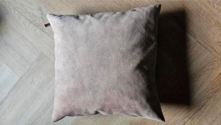 Nieuw | Claudi Sierkussen | Adona, Huis en Inrichting, Woonaccessoires | Kussens, Zo goed als nieuw, Beige, Vierkant, Ophalen of Verzenden