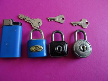 3X OUDE HANGSLOTJES HANGSLOT + SLEUTEL SLOT SLOTEWN KISTJE  beschikbaar voor biedingen