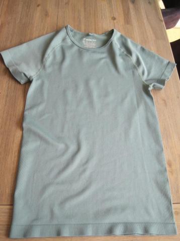 Sportshirt. Lichtgroen. Workout. Maat S. Lengte 60 cm. beschikbaar voor biedingen