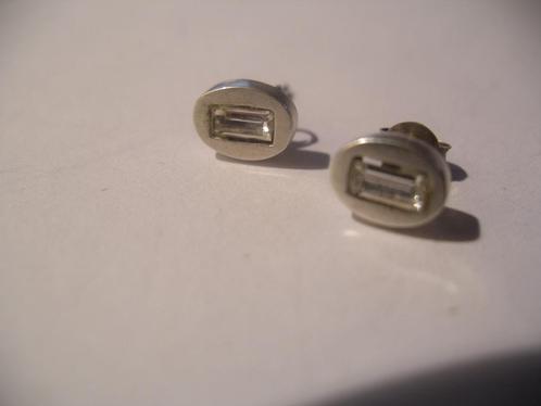 Een paar mooie Zilveren Oorbellen met Zirkonia steentje, Sieraden, Tassen en Uiterlijk, Antieke sieraden, Oorbellen, Zilver, Verzenden