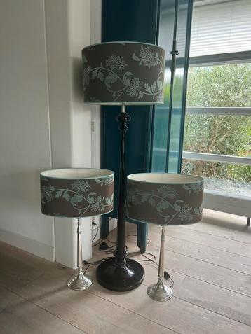 Set modern/stijlvol taupe/turkoois 2 x tafellampen+ 1xstaand beschikbaar voor biedingen