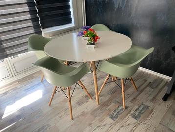 Mooie eettafel te koop. beschikbaar voor biedingen