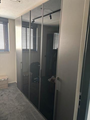 Grafietgrijs met rookglas kledingkast 251x236x56 (BxHxD)