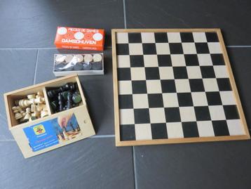 Houten dam- en schaakbord met stenen. Nette set beschikbaar voor biedingen