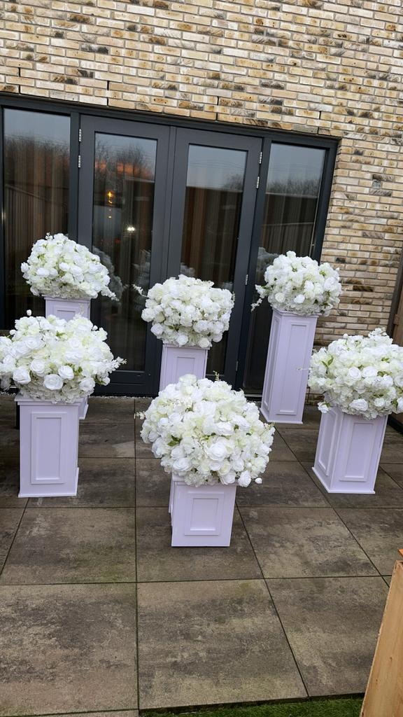 Pilaren inclusief bloemen te huur, Hobby en Vrije tijd, Feestartikelen | Verhuur, Zo goed als nieuw, Ophalen of Verzenden