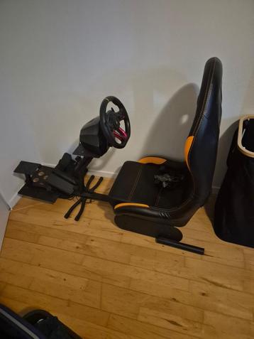 Game stoel met stuur en pedalen beschikbaar voor biedingen