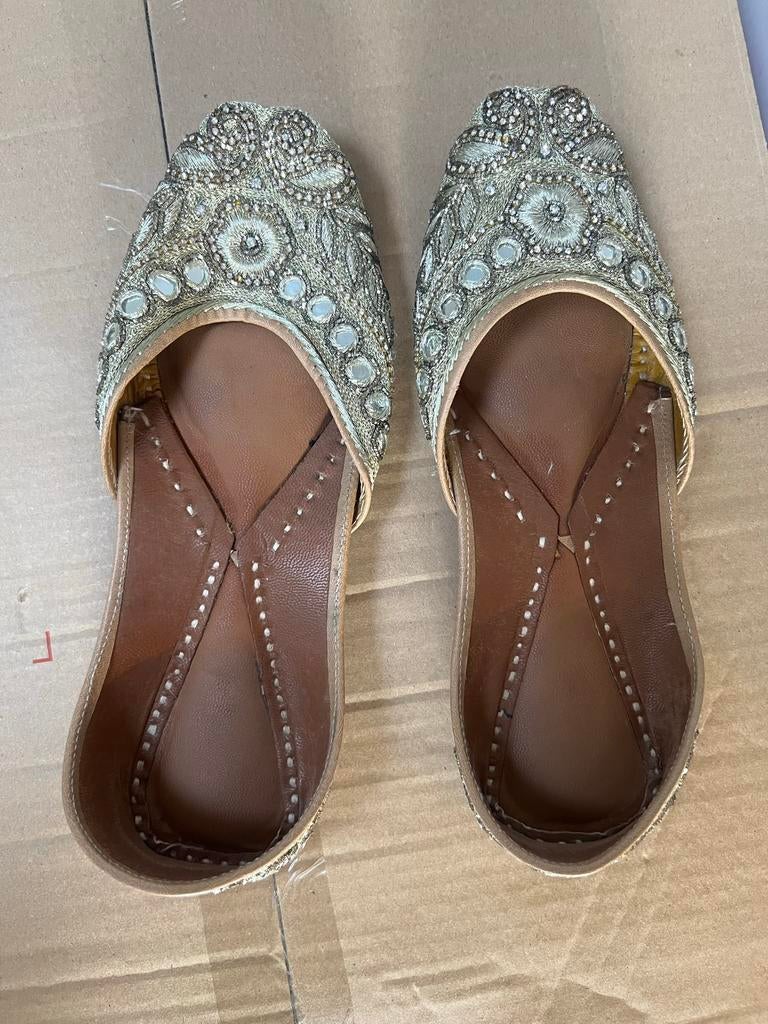 Goud indian khusse instappers dames, Kleding | Dames, Ophalen of Verzenden, Zo goed als nieuw, Overige kleuren, Instappers