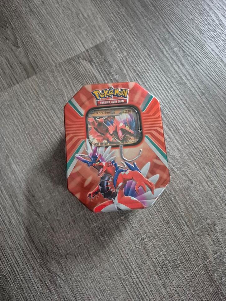 *NIEUW* Pokemon Paldea Legends Koraidon EX Tin, Hobby en Vrije tijd, Verzamelkaartspellen | Pokémon, Nieuw, Overige typen, Foil