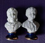 Twee porseleinen bustes op blauwe voet., Antiek en Kunst, Antiek | Porselein, Ophalen of Verzenden