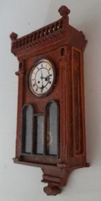Miniatuur hangende wandklok 1:12, Verzamelen, Poppenhuizen en Toebehoren, Ophalen of Verzenden, Zo goed als nieuw, Decoratie