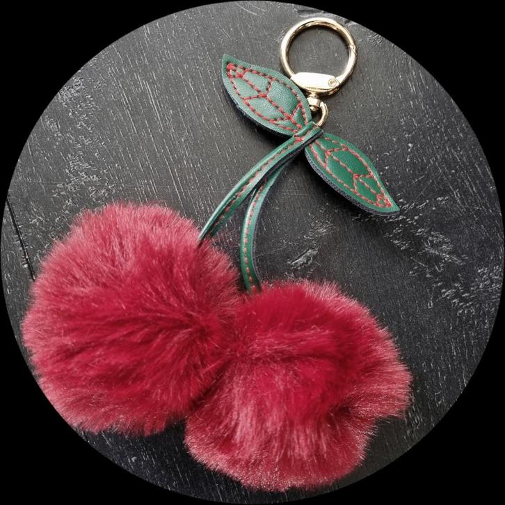 Tashanger kers sleutelhanger kersen pluche cherry pendant, Verzamelen, Sleutelhangers, Nieuw, Verzenden