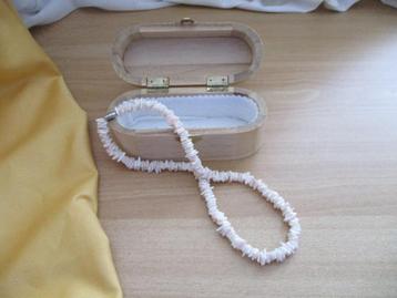 Vintage witte schelpen Ketting beschikbaar voor biedingen
