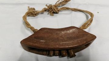 Afrikaans muziekobject – houten klankkast met touw beschikbaar voor biedingen