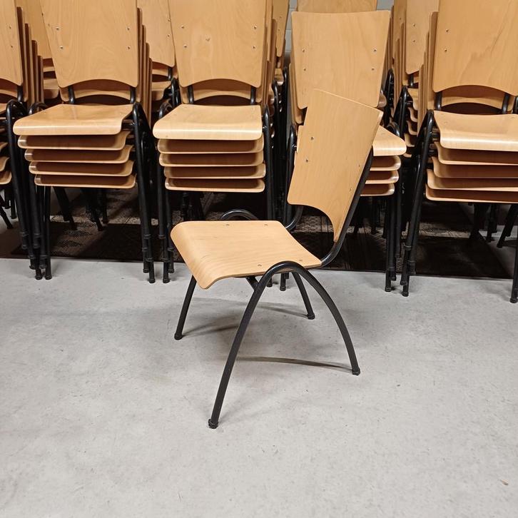 76 x houten stoelen kantine stapelbare partij stoelen, Huis en Inrichting, Stoelen, Gebruikt, Vijf, Zes of meer stoelen, Bruin