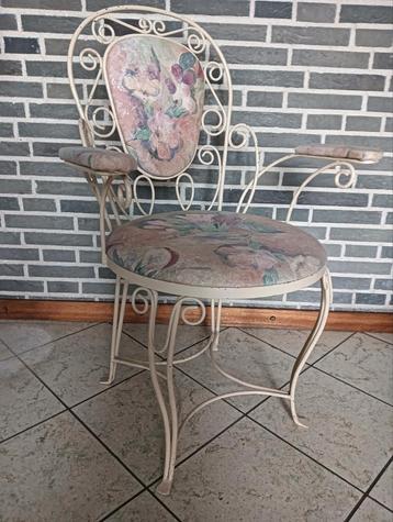 Vintage ijzeren stoel met bloemmotief romantisch & uniek!
 beschikbaar voor biedingen