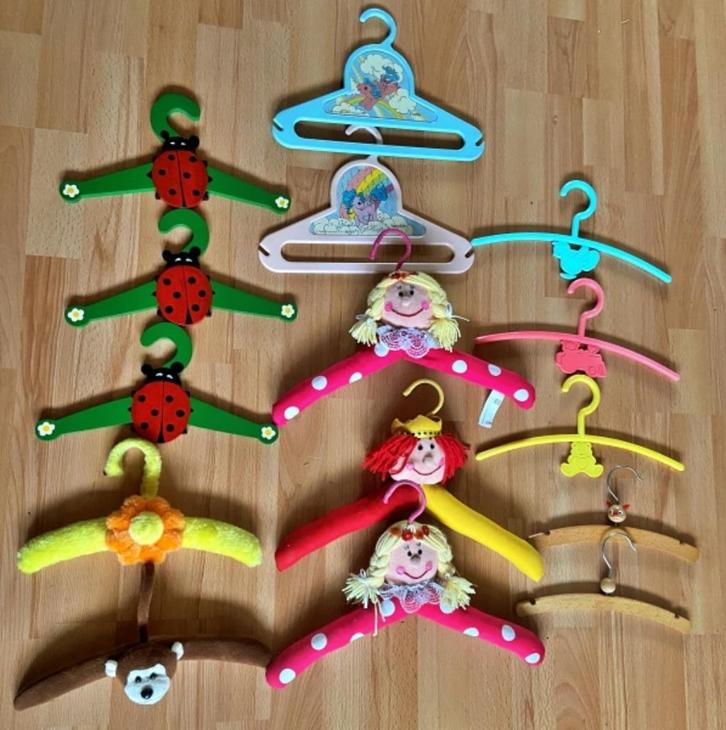 Lieve en vrolijke Kinder kledinghangers knaapjes kleerhanger, Kinderen en Baby's, Kinderspulletjes, Zo goed als nieuw, Ophalen of Verzenden
