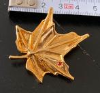 Vintage Aconda blad broche met klein rood kristal, Sieraden, Tassen en Uiterlijk, Broches, Ophalen of Verzenden, Zo goed als nieuw