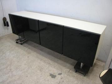 Dressoirkast wit/zwart hoogglans, met metalen poten, modern beschikbaar voor biedingen