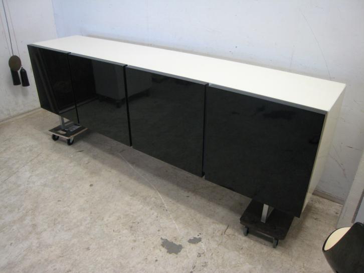 Dressoirkast wit/zwart hoogglans, met metalen poten, modern, Huis en Inrichting, Kasten | Dressoirs, Gebruikt