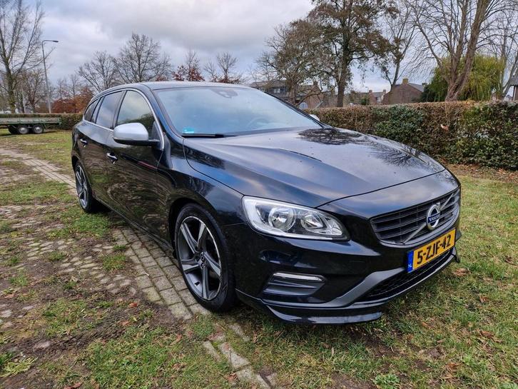 Volvo V60 D4 R-Design 2015 Zwart (eerste gebruiker!!), Auto's, Volvo, Particulier, V60, ABS, Airbags, Airconditioning, Bluetooth