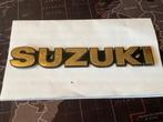 Suzuki tank NOS Embleem.  19 x 3 cm, Verzamelen, Merken en Reclamevoorwerpen, Verzenden, Overige typen