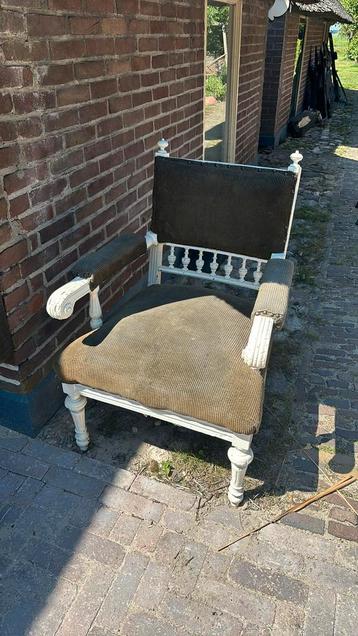 Gratis Stoel uit grootmoederstijd beschikbaar voor biedingen