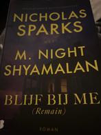 Blijf bij me - Nicholas Sparks met M. Night Shyamalan, Ophalen of Verzenden, Zo goed als nieuw