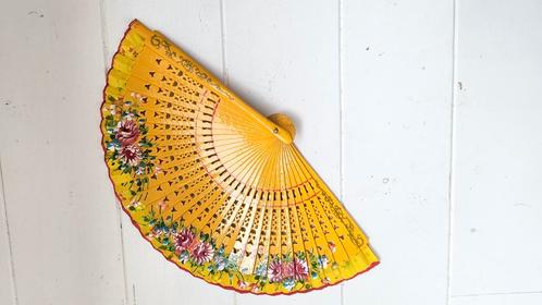 Houten waaier geel met bloemen, Antiek en Kunst, Kunst | Niet-Westerse kunst, Ophalen of Verzenden