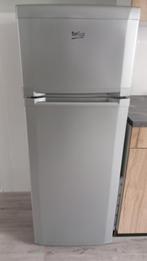 Grijze koelkast + vriezer merk Beko in zeer goede staat, Witgoed en Apparatuur, Koelkasten en IJskasten, 200 liter of meer, Met aparte vriezer