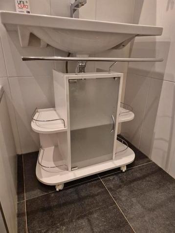 Wastafel onderkast beschikbaar voor biedingen
