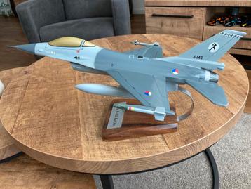 F-16A Falcon Klu RNLAF schaalmodel op standaard beschikbaar voor biedingen
