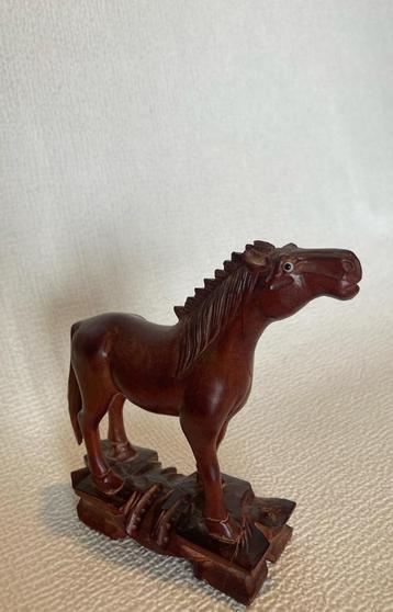 Vintage Chinees handgesneden paardje van pallisanderhout beschikbaar voor biedingen