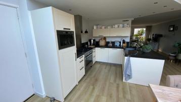 MODERNE U VORM KEUKEN MET SCHIEREILAND  beschikbaar voor biedingen