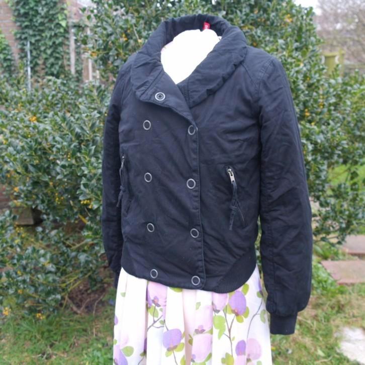 Leuke zwarte damesjas maat 36 Merk Divided, Kleding | Dames, Jassen | Winter, Zo goed als nieuw, Maat 36 (S), Zwart, Ophalen of Verzenden