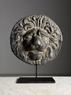 Leeuwenkop Fountain Mask gietijzer 17e eeuw, Ophalen