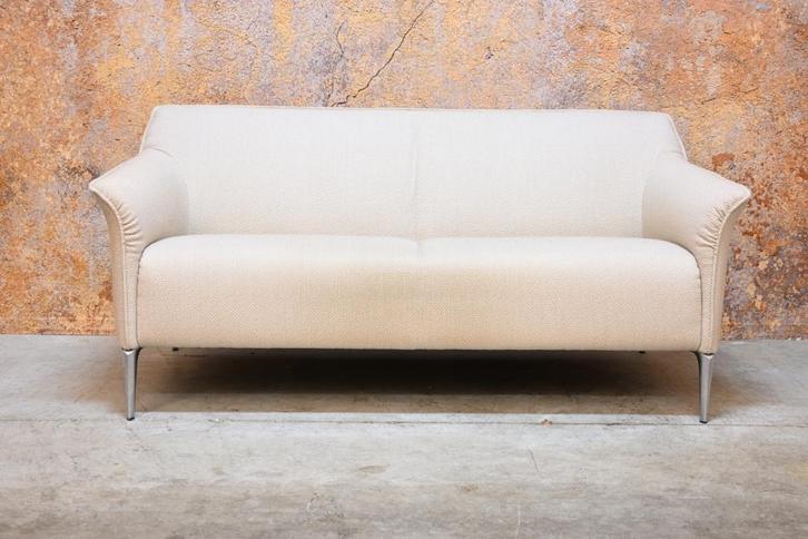 ZGANieuw beige stoffen Leolux Mayon design bank, Huis en Inrichting, Banken | Bankstellen, Zo goed als nieuw, Rechte bank, Tweepersoons