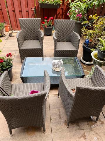 Salon/tuintafel met 4 stoelen beschikbaar voor biedingen