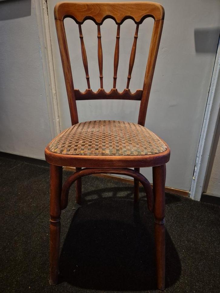 Klassieke houten stoel met spijlen, Antiek en Kunst, Antiek | Meubels | Stoelen en Banken, Ophalen of Verzenden